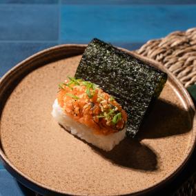 Salmon Handroll